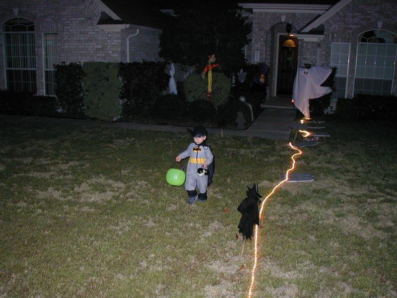 2003/10(October)/Halloween/800x600_2003-10-31-Halloween-17-trick-or-treating-Dax.JPG