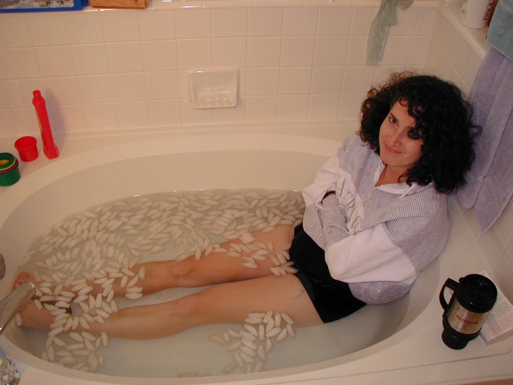 2003/10(October)/Misc/1024x768_2003-10-03-Suzi-7mile-ice-bath-1.JPG