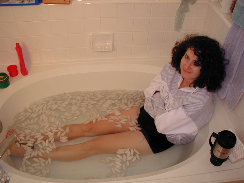 2003/10(October)/Misc/800x600_2003-10-03-Suzi-7mile-ice-bath-1.JPG