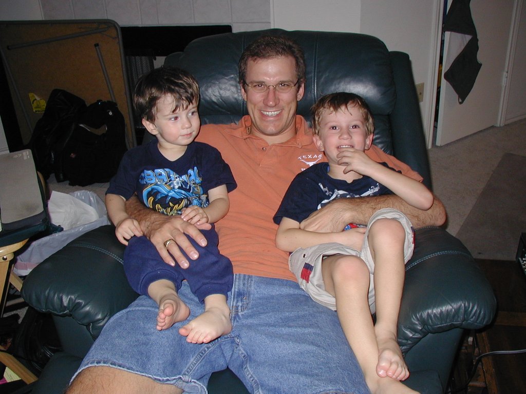 2003-11-26-Thanksgiving-07-Travis-Dax-Chance.JPG