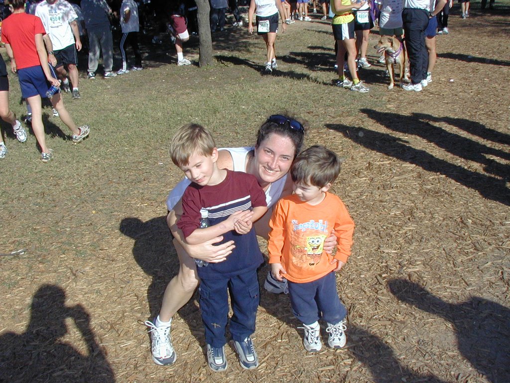 2003-11-27-Thanksgiving-12-Turkeytrot-Suzi-Chance-Dax.JPG