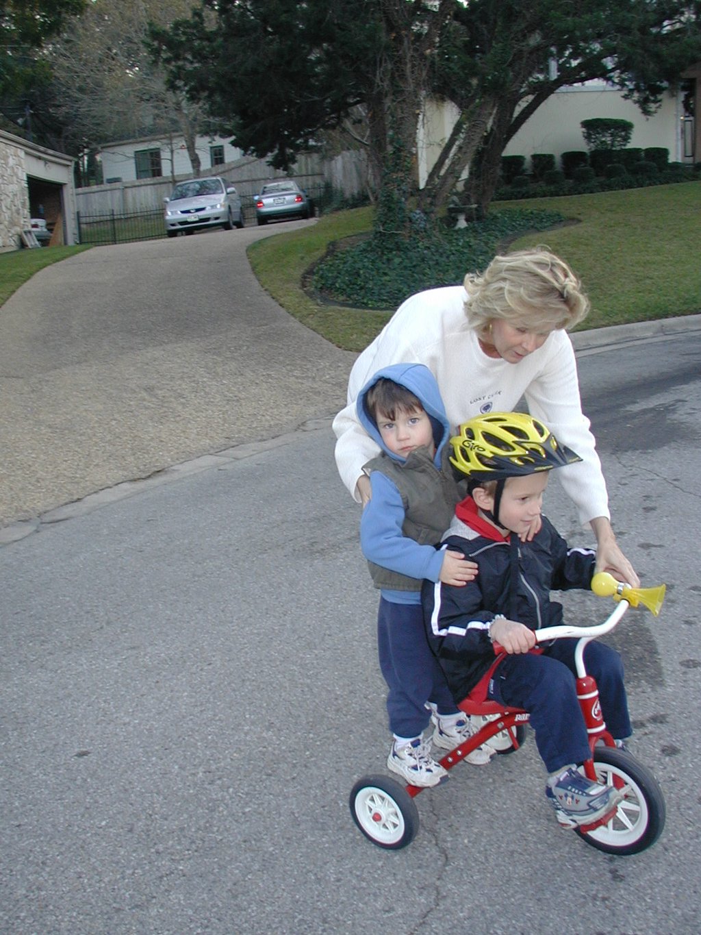 2003-11-27-Thanksgiving-18-bikes-Janeen-Dax-Chance.JPG