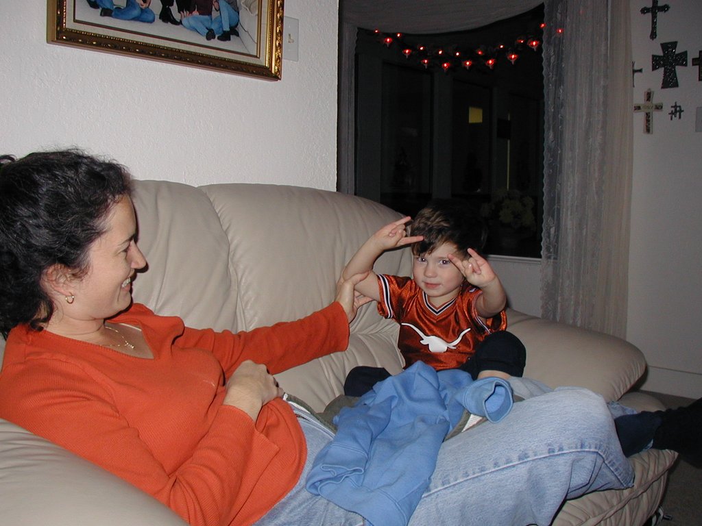 2003-11-28-Thanksgiving-06-couch-Suzi-Dax-longhorns.JPG