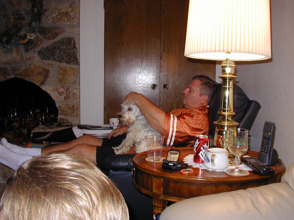 2003-11-28-Thanksgiving-07-couch-Jim-Packet.JPG
