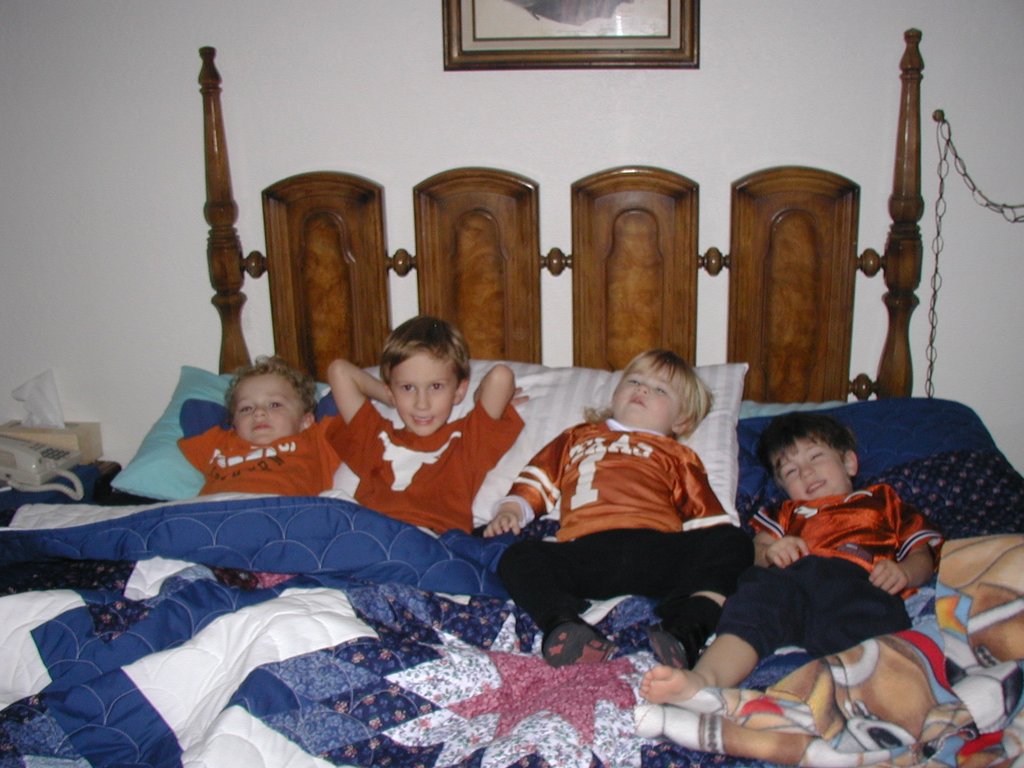 2003/11(November)/ThanksGiving/1024x768_2003-11-28-Thanksgiving-10-bed-Vale-Chance-Kyla-Dax.JPG