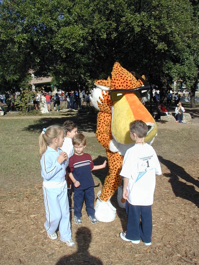 2003-11-27-Thanksgiving-09-Turkeytrot-Chance-cheeta.JPG