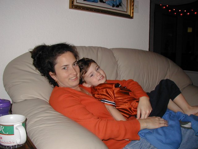 2003-11-28-Thanksgiving-02-couch-Suzi-Dax-longhorns.JPG