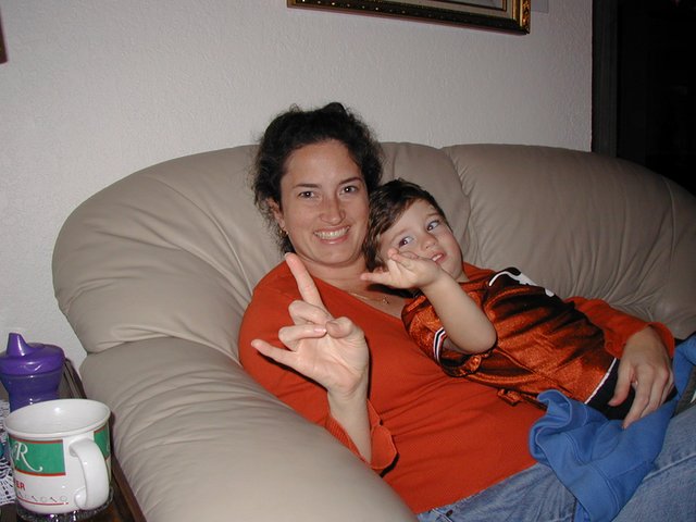 2003-11-28-Thanksgiving-03-couch-Suzi-Dax-longhorns.JPG