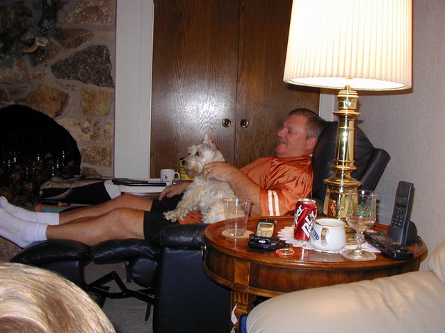 2003/11(November)/ThanksGiving/640x480_2003-11-28-Thanksgiving-08-couch-Jim-Packet.JPG
