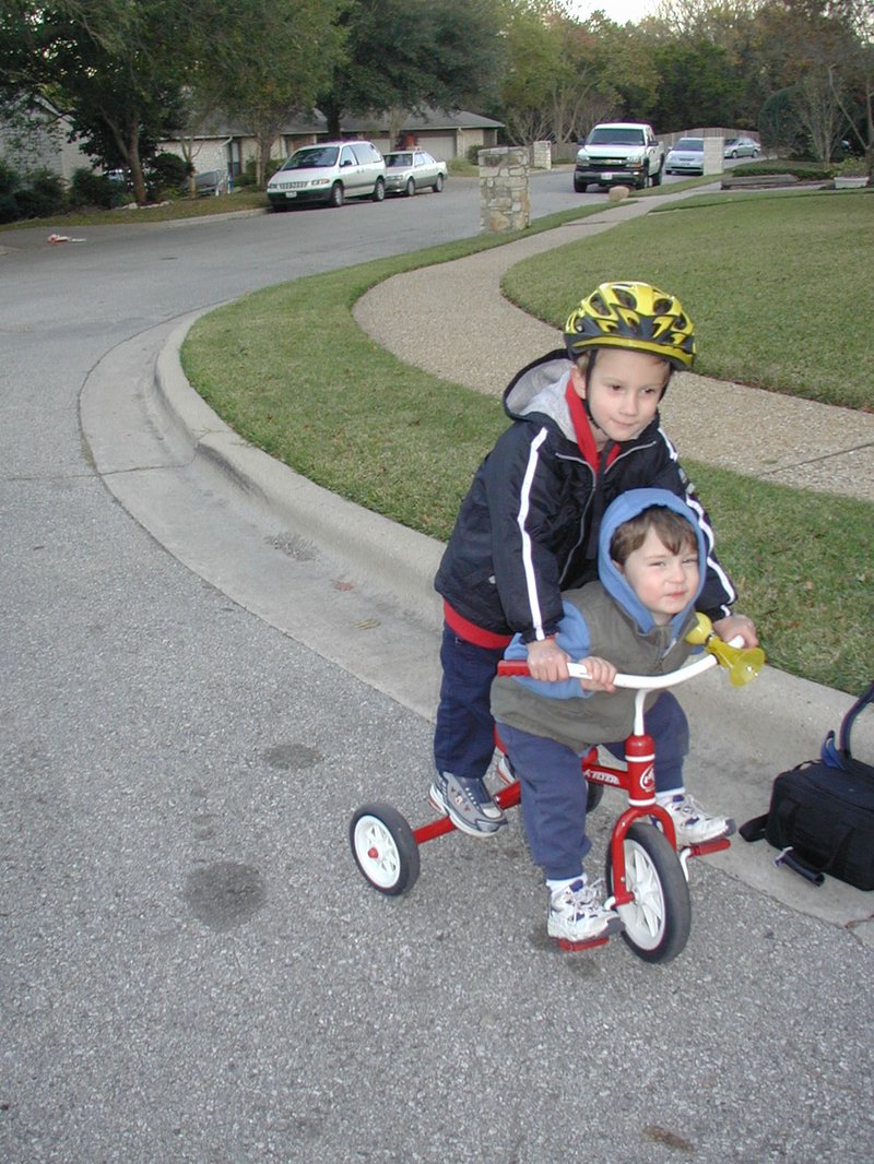 2003-11-27-Thanksgiving-17-bikes-Chance-Dax.JPG