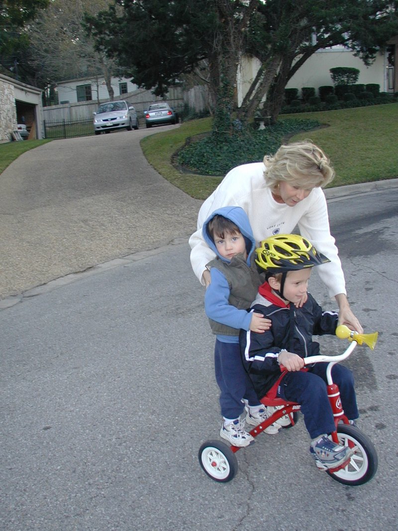 2003-11-27-Thanksgiving-18-bikes-Janeen-Dax-Chance.JPG