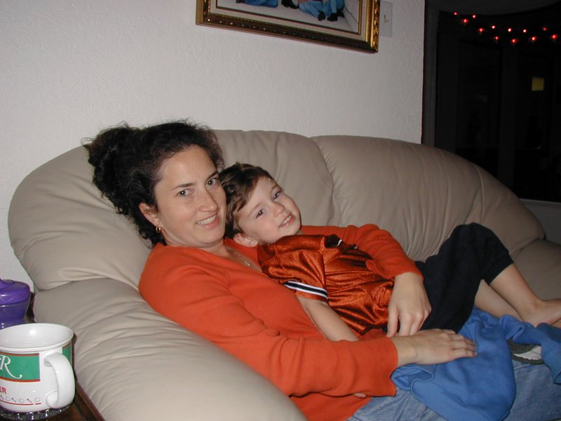 2003-11-28-Thanksgiving-02-couch-Suzi-Dax-longhorns.JPG