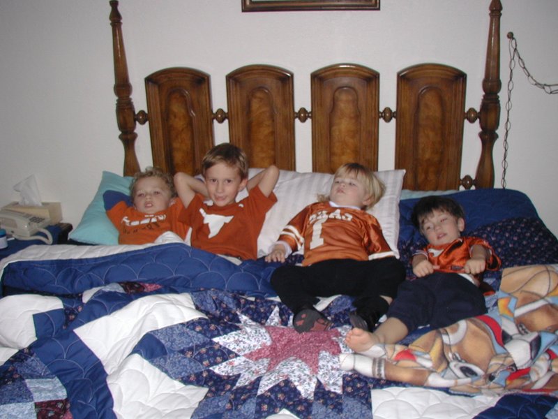2003/11(November)/ThanksGiving/800x600_2003-11-28-Thanksgiving-09-bed-Vale-Chance-Kyla-Dax.JPG