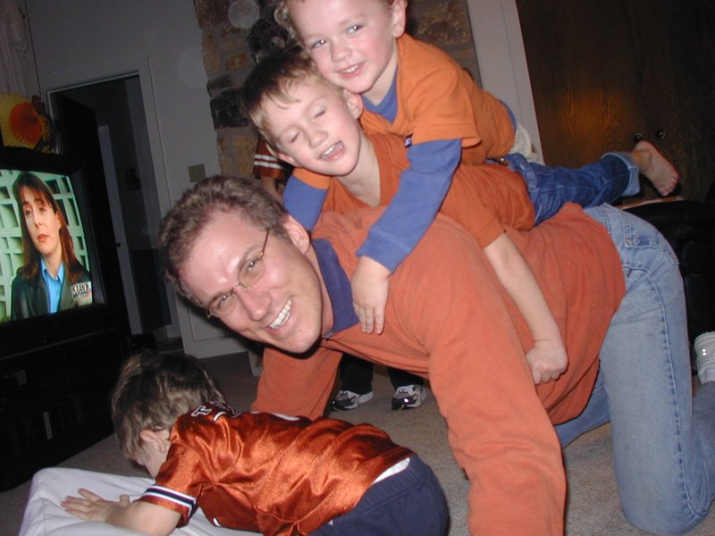 2003-11-28-Thanksgiving-11-Travis-Dax-Chance-Vale.JPG