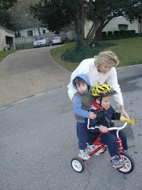 2003-11-27-Thanksgiving-18-bikes-Janeen-Dax-Chance.JPG