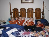 2003-11-28-Thanksgiving-10-bed-Vale-Chance-Kyla-Dax.JPG