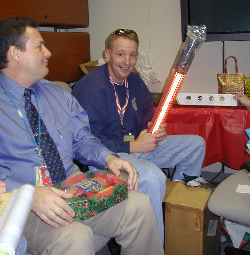 2003-12-18-AAC-Xmas-26-Steve-Ray-light-stick.JPG