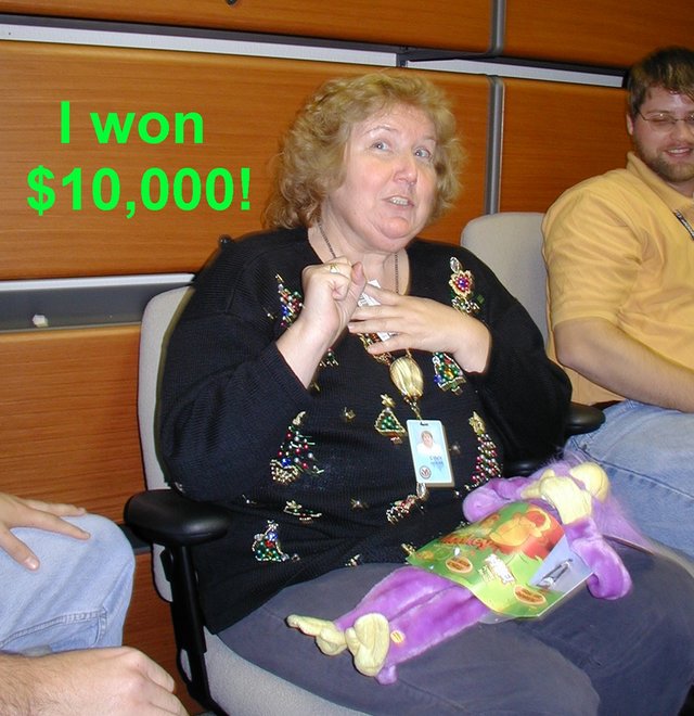 2003/12(December)/AAC-Party/640x480_2003-12-18-AAC-Xmas-16-Cyndi-lottery-ticket.JPG