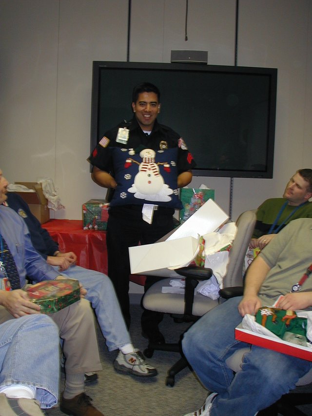 2003/12(December)/AAC-Party/640x480_2003-12-18-AAC-Xmas-20-Louis-pillow.JPG