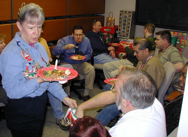 2003/12(December)/AAC-Party/800x600_2003-12-18-AAC-Xmas-02-Steve-stuffing-face.JPG