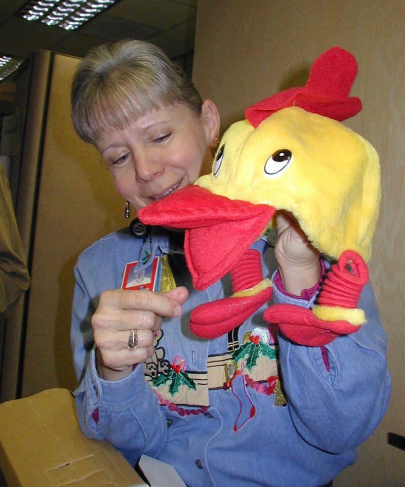 2003/12(December)/AAC-Party/800x600_2003-12-18-AAC-Xmas-06-Rae.JPG
