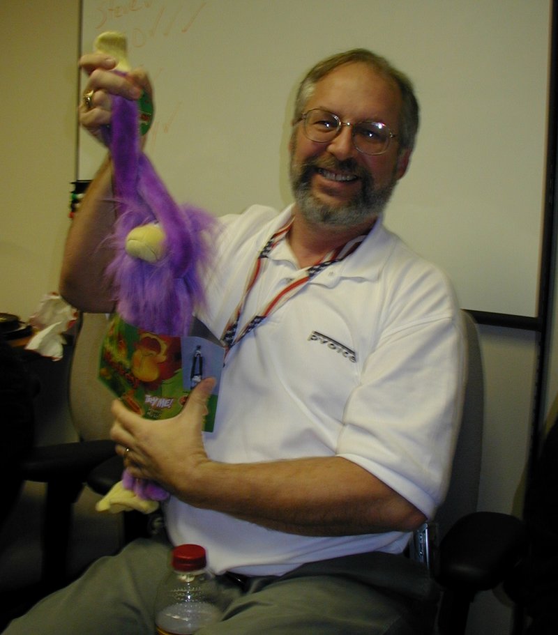 2003-12-18-AAC-Xmas-25-Larry-got-the-monkey.JPG