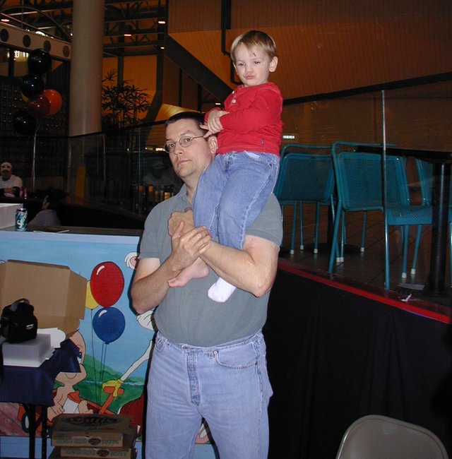 2003-12-13-Aaron-bday-3-Matt-Case.JPG