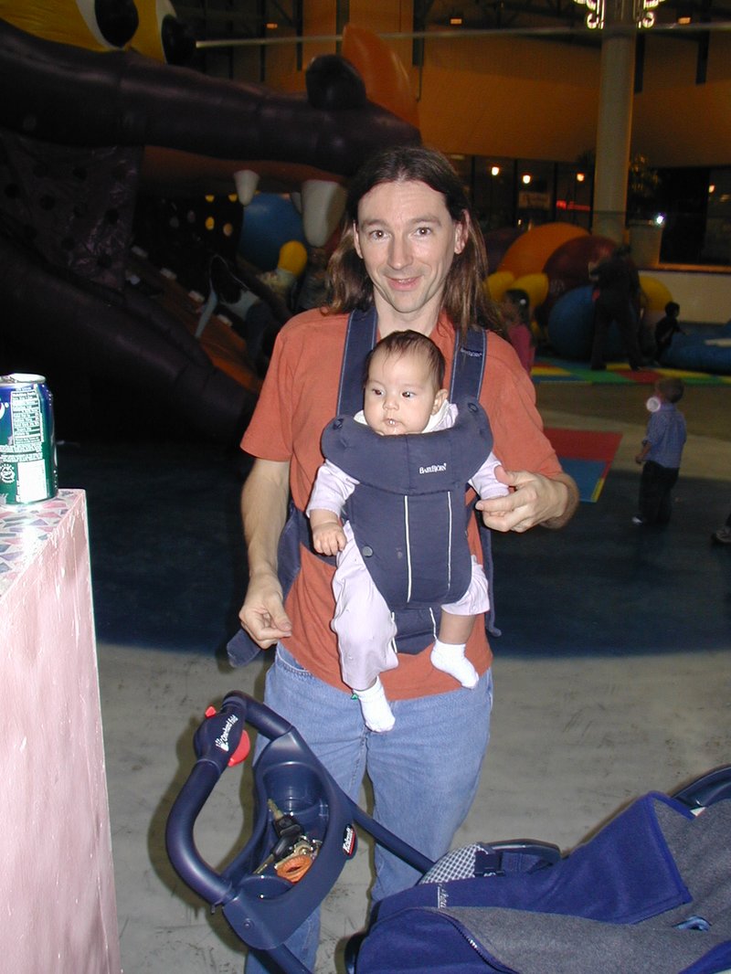 2003/12(December)/Aaron-Brendan-Bday/800x600_2003-12-13-Aaron-bday-6-Piers-Abigail.JPG