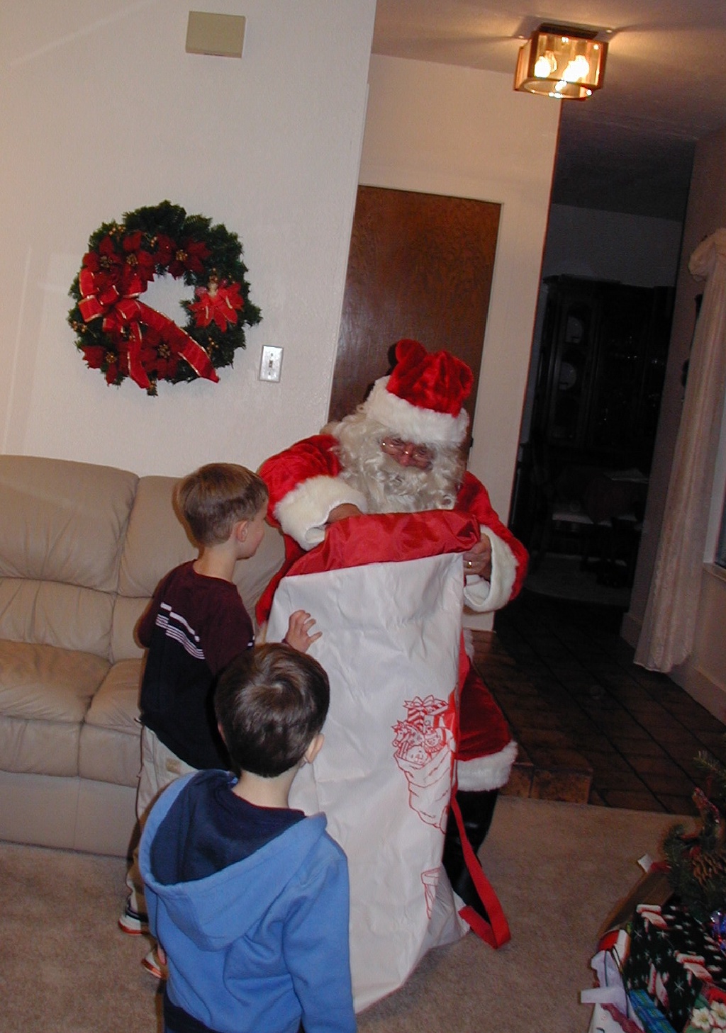 2003/12(December)/Christmas/1024x768_2003-12-24-Xmas-eve-07-Santa-Chance-Dax.JPG
