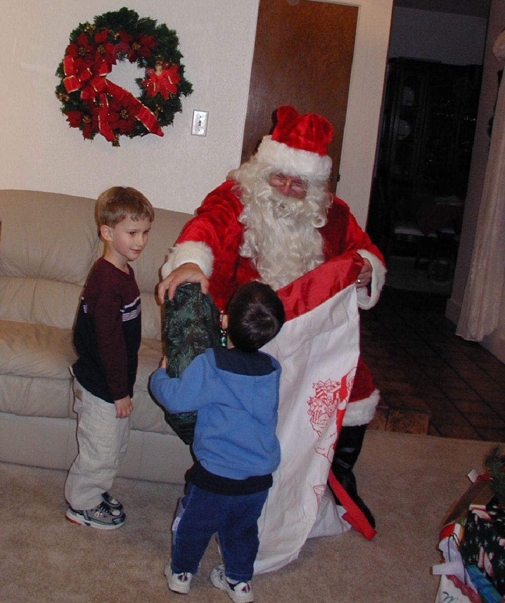 2003-12-24-Xmas-eve-08-Santa-Chance-Dax.JPG