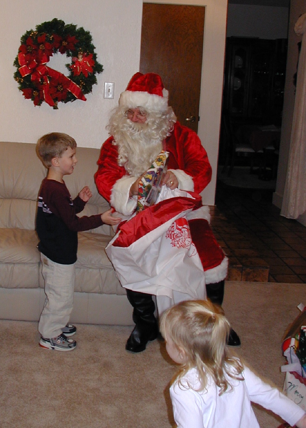 2003-12-24-Xmas-eve-09-Santa-Chance-Dax.JPG