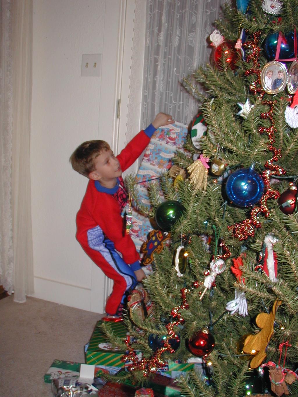 2003/12(December)/Christmas/1024x768_2003-12-24-Xmas-eve-27-Chance-present.JPG