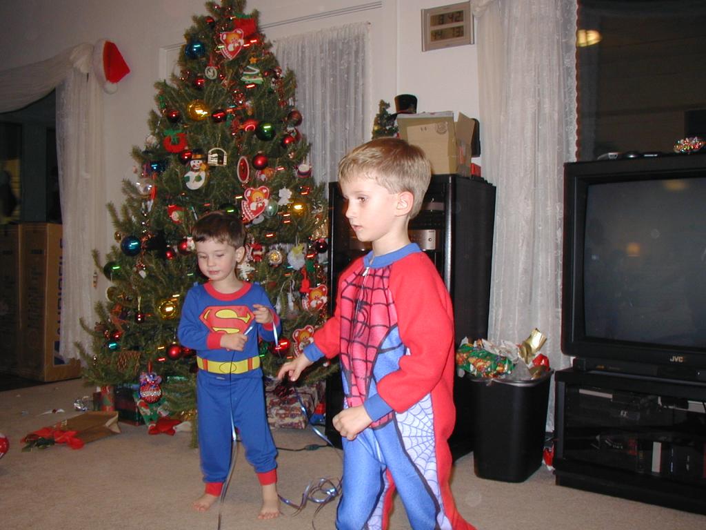 2003/12(December)/Christmas/1024x768_2003-12-24-Xmas-eve-28-Chance-spiderman-Dax-superman.JPG