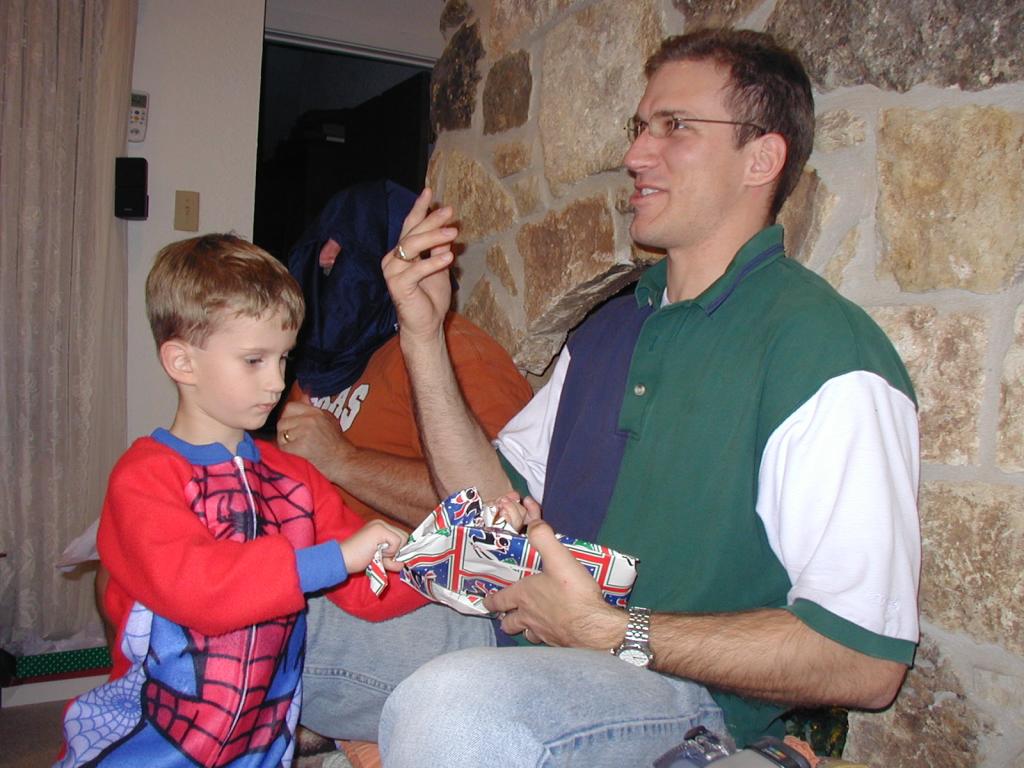 2003/12(December)/Christmas/1024x768_2003-12-24-Xmas-eve-31-Chance-Travis.JPG