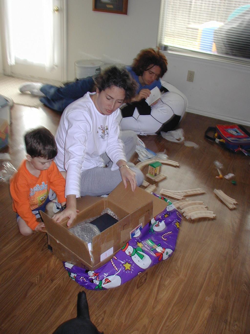 2003-12-25-Xmas-06-Dax-laptop.JPG