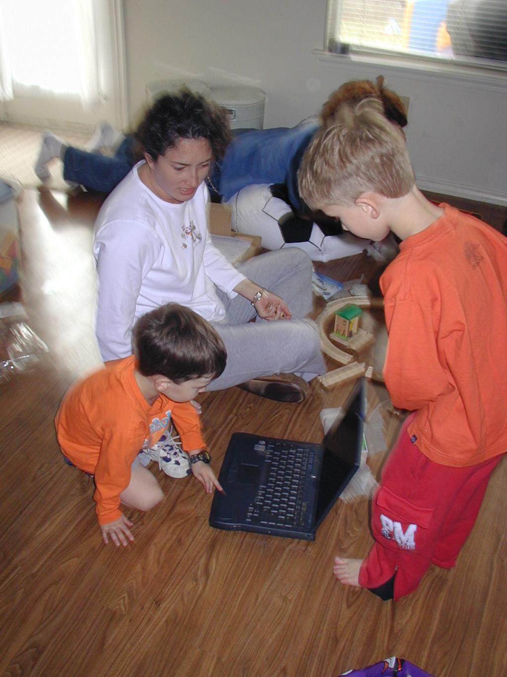 2003/12(December)/Christmas/1024x768_2003-12-25-Xmas-07-Dax-laptop.JPG