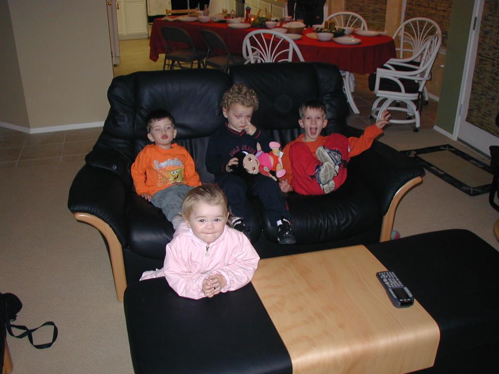 2003/12(December)/Christmas/1024x768_2003-12-25-Xmas-10-Kyla-Dax-Vale-Chance.JPG