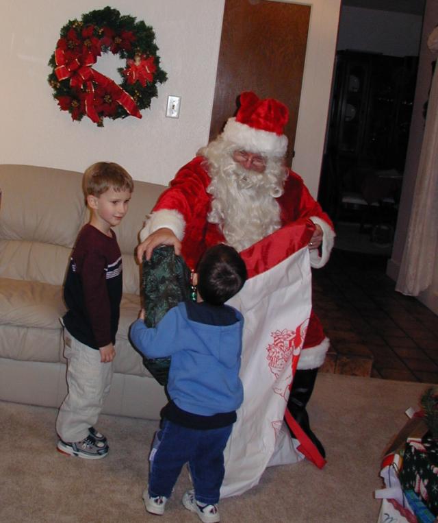 2003-12-24-Xmas-eve-08-Santa-Chance-Dax.JPG