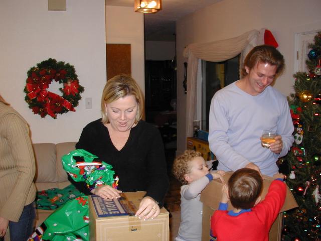 2003-12-24-Xmas-eve-23-Justin-Katie-speakers.JPG