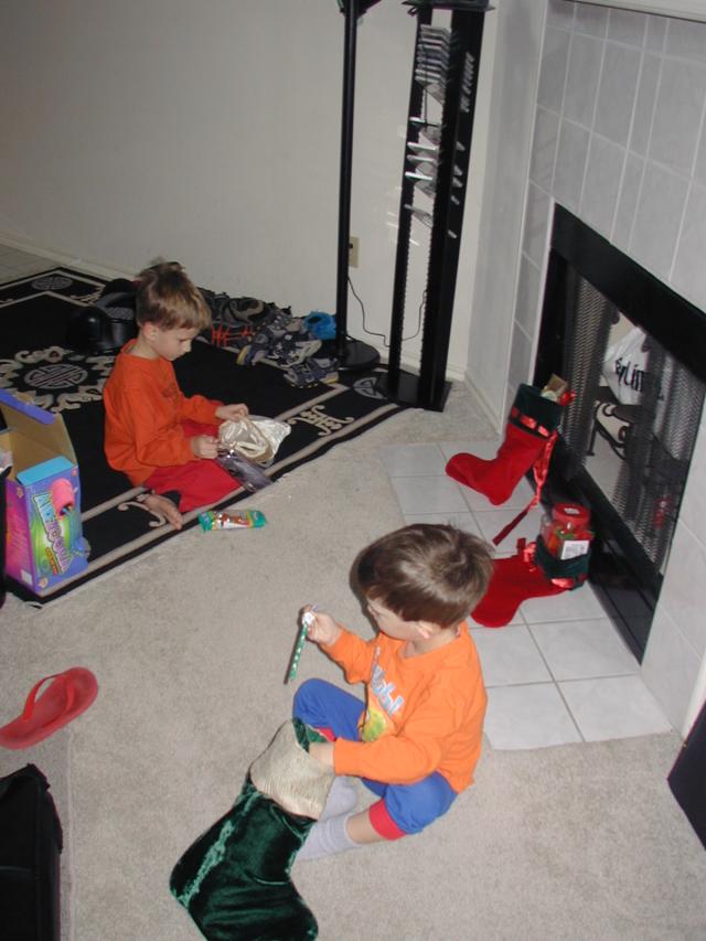 2003-12-25-Xmas-02-Chance-Dax-stockings.JPG