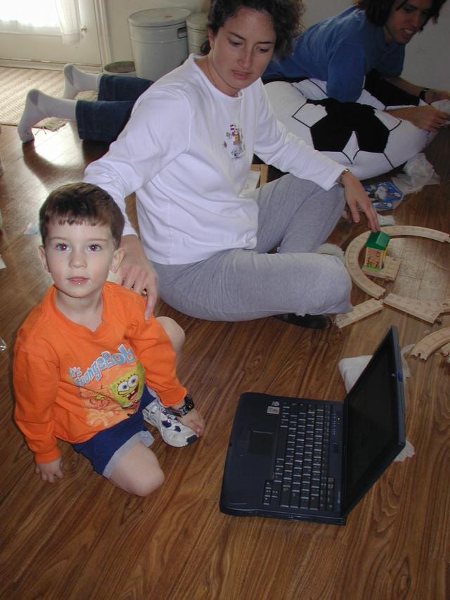2003-12-25-Xmas-08-Dax-laptop.JPG
