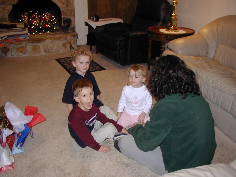 2003/12(December)/Christmas/800x600_2003-12-24-Xmas-eve-02-reading-Chance-Vale-Kyla-Suzi.JPG