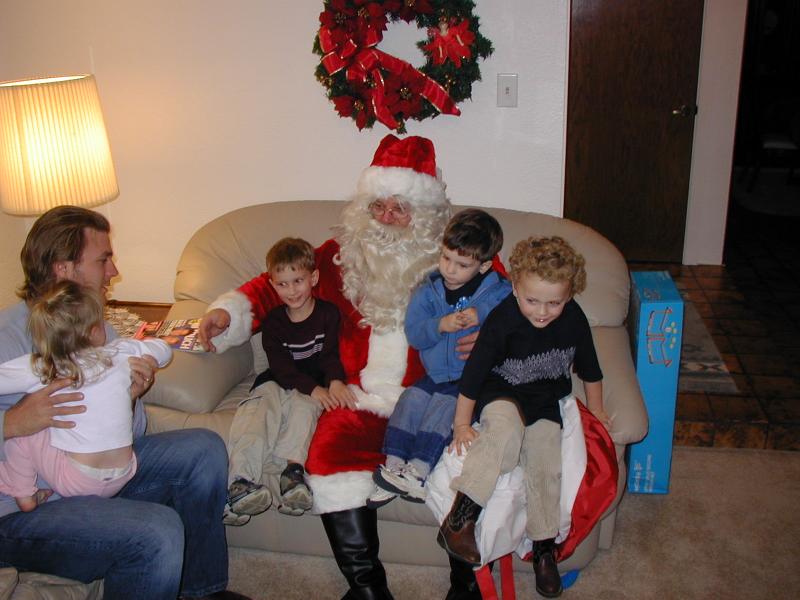 2003-12-24-Xmas-eve-12-Santa-Chance-Dax-Vale.JPG