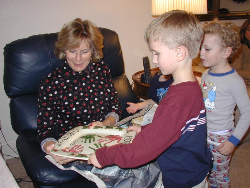 2003-12-24-Xmas-eve-18-Janeen-Chance-Vale-Dax-kids-plate.JPG