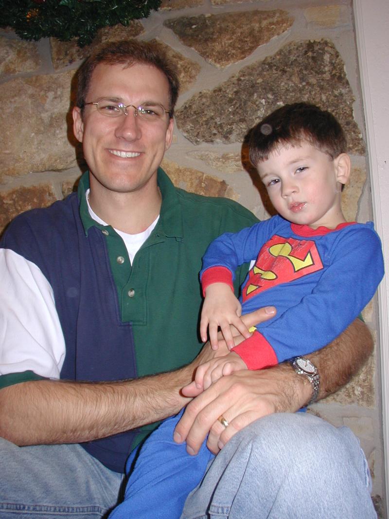 2003/12(December)/Christmas/800x600_2003-12-24-Xmas-eve-25-Travis-Dax.JPG