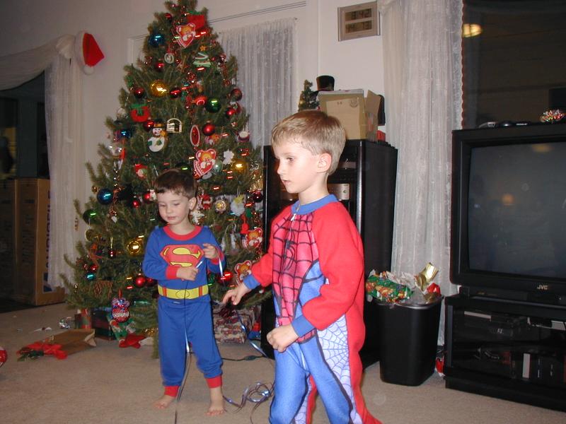 2003/12(December)/Christmas/800x600_2003-12-24-Xmas-eve-28-Chance-spiderman-Dax-superman.JPG