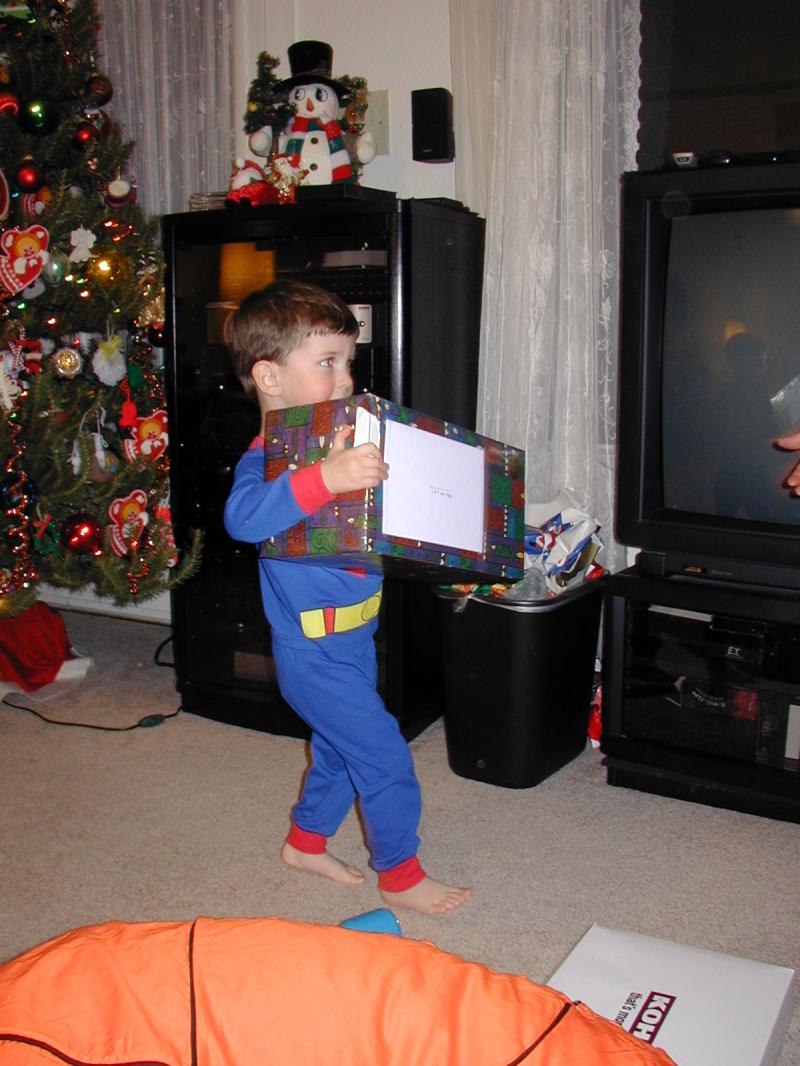 2003/12(December)/Christmas/800x600_2003-12-24-Xmas-eve-33-Dax-present.JPG