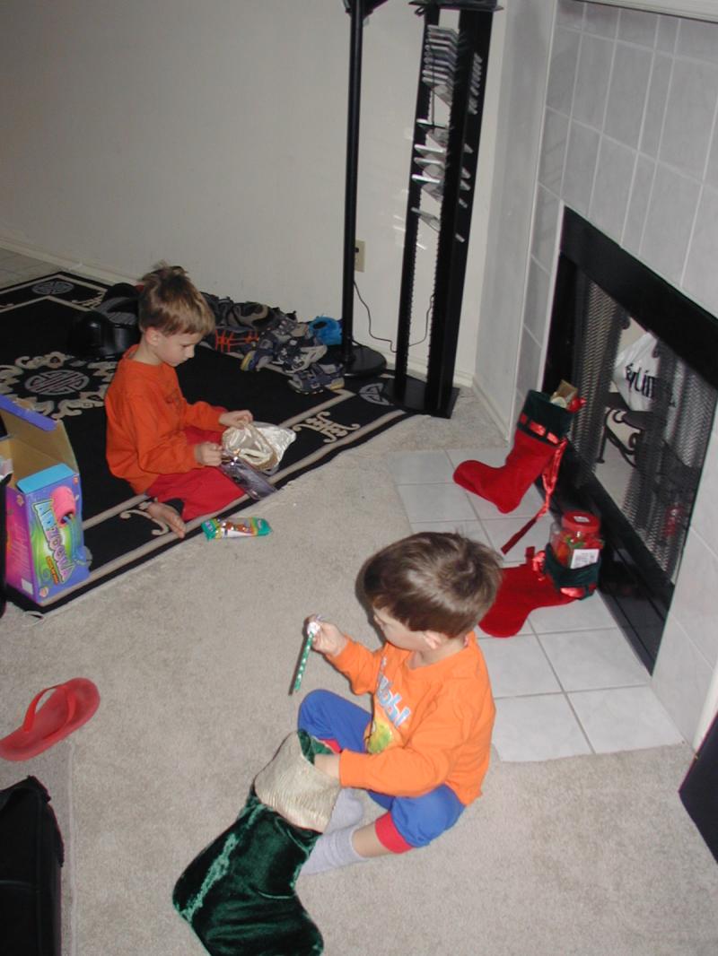 2003/12(December)/Christmas/800x600_2003-12-25-Xmas-02-Chance-Dax-stockings.JPG