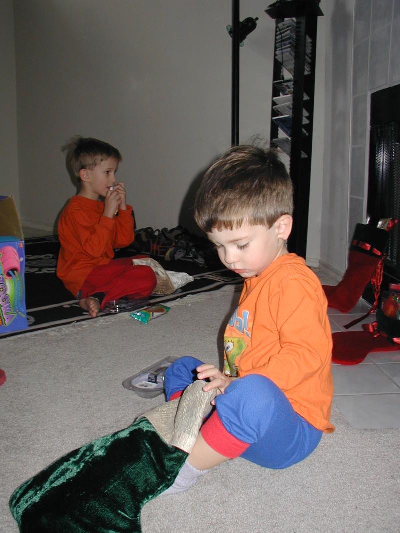 2003-12-25-Xmas-03-Chance-Dax-stockings.JPG
