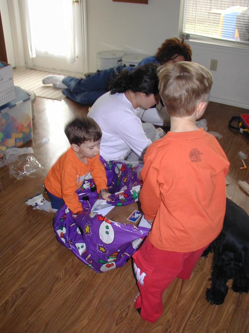 2003-12-25-Xmas-05-Dax-laptop.JPG